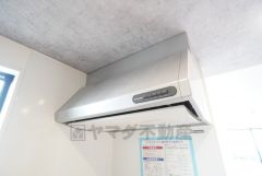 コンロ上には換気扇完備＾＾ 調理時の蒸気や匂いが換気扇に誘導され、効率的に排煙ができます＾＾