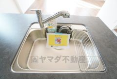 大きなお鍋も楽々洗える幅の広いシンクです＾＾ステンレスシンクなので簡単にお掃除できますよ。洗剤やスポンジもすっきりできる収納付き。