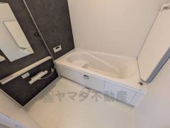 1日の疲れを癒すくつろぎのバスルーム。足を伸ばしてもゆったりと入れるサイズです。お子様と一緒にお風呂に入っても狭くないですね＾＾