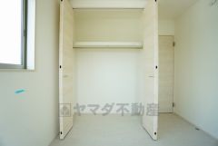 たっぷり収納できるクローゼット付きでお部屋の中をすっきりと快適に保てます。