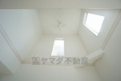 リビング上部は一部吹抜けで明るく開放感のある空間＾＾