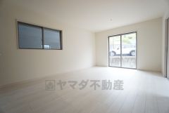 大きな掃き出し窓のあるリビングは、陽光あふれる明るい空間です。ゆったりと寛げる憩いの場となりそうです。