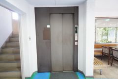 エレベーター付きで、忙しい朝の移動や重い荷物の持ち運びも負担が少なく快適。帰宅時の疲れを軽減し、毎日の生活動線をスムーズにしてくれる便利な設備です。