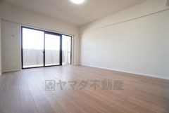 大きな掃き出し窓のあるリビングは、陽光あふれる明るい空間です。ゆったりと寛げる憩いの場となりそうです。