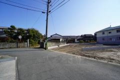 前面道路。北東側5.9～6.0ｍ、北西側4.0ｍ～4.1ｍ公道。 安徳北小学校まで徒歩約7分＾＾