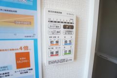 雨の日の洗濯も安心できる浴室暖房乾燥機付き浴室。リモコンで操作もボタン1つで簡単。