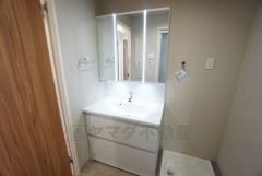 三面鏡裏収納付き洗面化粧台です＾＾ 歯磨きセットやスキンケア用品などの収納に便利ですね。