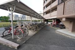 アプローチからの動線が良く、毎日の自転車の出し入れもスムーズに行えます＾＾日々の通勤・通学を快適にサポート。 