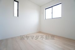 2面採光を確保した明るい室内は、風通しも良く、大変居心地の良い空間となっております。日当たりがよく、子供部屋としての利用もおすすめ。