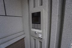 オートロックは、外部の人が自由に建物内に出入りできないため防犯性アップ。不審者の侵入防止効果があります。
