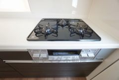 効率よくお料理ができそうな三口コンロです。