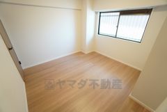 6.1帖。主寝室としてお使いいただけそうなこちらのお部屋は、日当たりが良く、爽やかな風を感じて起きる朝は、快適生活の始まりに。 