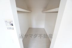 洋室にはハンガーパイプ付きのウォークインクローゼットが設けられています。たっぷり収納できるので衣替えの心配もいりませんね＾＾