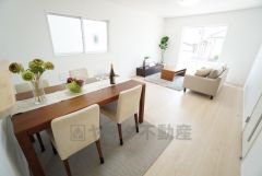 大きな掃き出し窓のあるリビングは、陽光あふれる明るい空間です。ゆったりと寛げる憩いの場となりそうです。