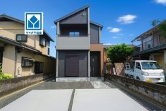 スーパーや飲食店などを備えたフレスポ鳥栖まで車約5分（1.5ｋｍ）。LDK広々20帖、2面バルコニー＾＾