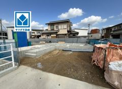 西鉄バス「柏原」歩5分＾＾歩2分圏にセブン、郵便局。歩8分圏にボンラパス、幼稚園、保育園あり＾＾