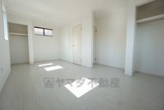5.3帖、5.2帖。2ドア1ルーム、クローゼットも2ヶ所ついています＾＾お子様の成長に合わせてお部屋を仕切ることができます＾＾