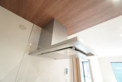 お手入れが簡単なスリム型レンジフードです。調理により発生する油煙や臭いを吸い込み、屋外へ排気してくれます。