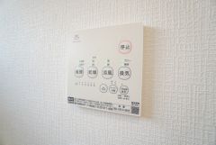 浴室暖房乾燥機には、暖房、乾燥、涼風、換気の4つの機能が付いています。タイマー付きです。換気・雨の日の洗濯も安心です＾＾