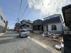 前面道路は北東側約5.81ｍの公道に面しています。