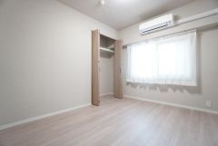 木目調のシンプルデザインで落ち着きと安らぎの空間に仕上げています。各部屋に収納が完備されているので、お荷物が増えても安心の設計です。