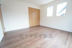 8帖。主寝室としてお使いいただけそうなこちらのお部屋は、日当たりが良く、爽やかな風を感じて起きる朝は、快適生活の始まりに。