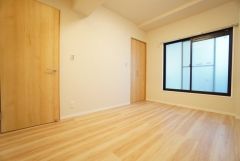 木の温もりがやさしいフローリングとシンプルなクロスです＾＾