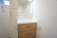 三面鏡にハンドシャワー付きで使いやすい洗面台です＾＾鏡裏と洗面ボウル下に収納付きの洗面台なので、整理整頓ができスッキリと使えます＾＾ランドリースペースとの間にもちょっとした収納付きです＾＾ 