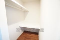 ウォークインクローゼットには扉を付けていないので部屋がより広く感じられますね。使用頻度が少ないものは枕棚の上に、足元には3段ボックスを置いて、フル活用できますね＾＾