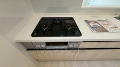 3種類の料理が同時に調理できる、3口ガスコンロ。忙しい夕食の支度時間が短縮できて効率よくお料理が楽しめます。