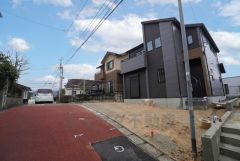 前面道路は南東側約4ｍの公道に面しています。