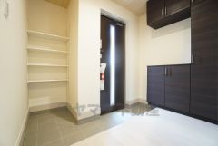 採光も考えられた明るい玄関です。たっぷり収納できるシューズボックス付きなので、家族全員の靴がきれいに整頓できます。