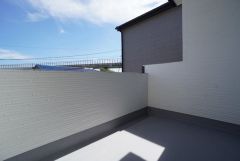 広々としたバルコニー。 天気のいい日にはお布団もまとめて干せそうですね＾＾