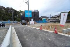 前面道路は西側4ｍ私道に面しています。