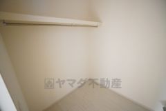 ファミリークローク付き＾＾ハンガーパイプ下にボックスを置いて、枕棚を活用して、たっぷりと収納できそうです＾＾