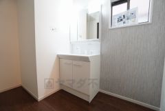 洗面台、洗濯機置き場、バスルームが連なっている、生活導線の考えられた作りになっています。