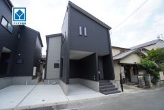 太陽光付き住宅。南向き＾＾オールフローリング4LDK＾＾P2台（ビルドインガレージ1台分）＾＾