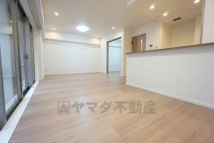 大きな掃き出し窓のあるリビングは、陽光あふれる明るい空間です。ゆったりと寛げる憩いの場となりそうです。
