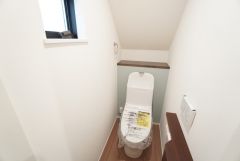 1階2階の2ヶ所にトイレがありますので、忙しい朝にも家族に気を使わず、ゆとりが生まれますね＾＾ 小窓付きで換気する時に便利です＾＾