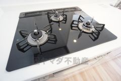 3種類の料理が同時に調理できる、3口ガスコンロ。忙しい夕食の支度時間が短縮できて効率よくお料理が楽しめます。
