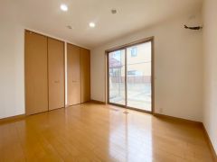 6.5帖。玄関すぐ横の洋室。 採光を確保した明るい室内は、風通しも良く、大変居心地の良い空間となっております。日当たりがよく、子供部屋としての利用もおすすめ。 