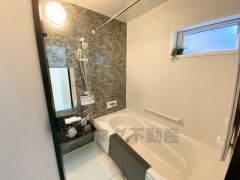 1日の疲れを癒すくつろぎのバスルーム。足を伸ばしてもゆったりと入れるサイズです。お子様と一緒にお風呂に入っても狭くないですね＾＾