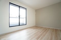 8.6帖。主寝室としてお使いいただけそうなこちらのお部屋は、日当たりが良く、爽やかな風を感じて起きる朝は、快適生活の始まりに。