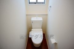 温水洗浄機付トイレです。節水機能もあるので、安心して使えますね。もちろん、1階2階の2ヶ所にトイレがあるので、忙しい朝にもゆとりができますね。