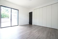 8帖。主寝室としてお使いいただけそうなこちらのお部屋は、日当たりが良く、爽やかな風を感じて起きる朝は、快適生活の始まりに。