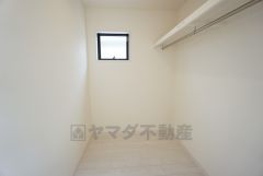 寝室にはハンガーパイプ付きのウォークインクローゼットが設けられています。たっぷり収納できるので衣替えの心配もいりませんね＾＾