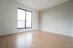 主寝室としてお使いいただけそうなこちらのお部屋は、日当たりが良く、爽やかな風を感じて起きる朝は、快適生活の始まりに。