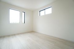 2面採光を確保した明るい室内は、風通しも良く、大変居心地の良い空間となっております。日当たりがよく、子供部屋としての利用もおすすめ。