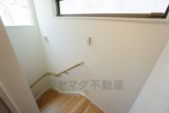 ご家族間のコミュニケーションが自然と増えるリビングスルー階段。 手すり付きなので小さいお子様や、ご年配の方が昇り降りする際も安心ですね＾＾