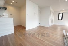 家族が集まる開放的なリビング。思い思いの時間を過ごしたり食事をしたり、素敵な団らんの場になりますね。